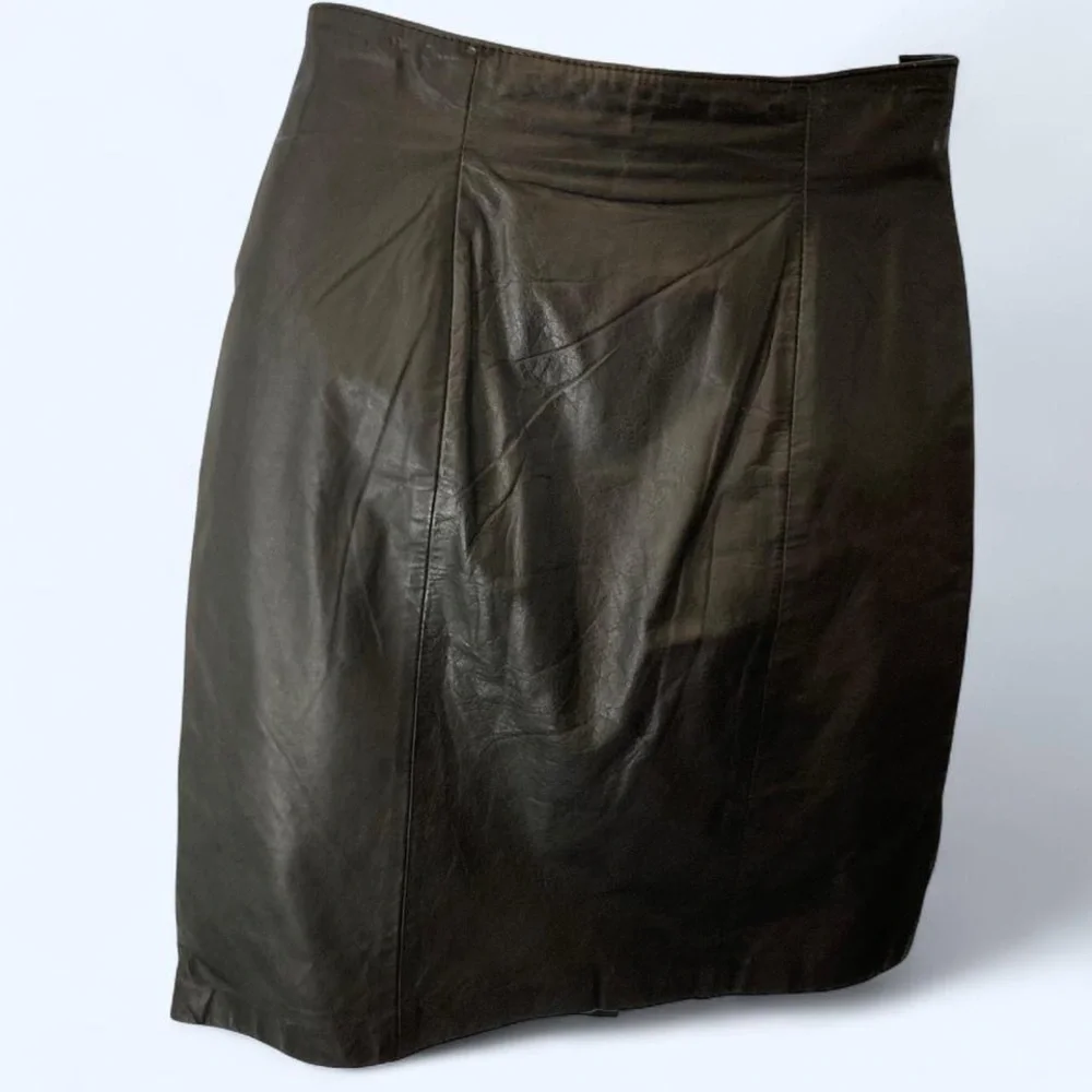 Black faux leather mini skirt with zipper closure and side slits St Malo 8